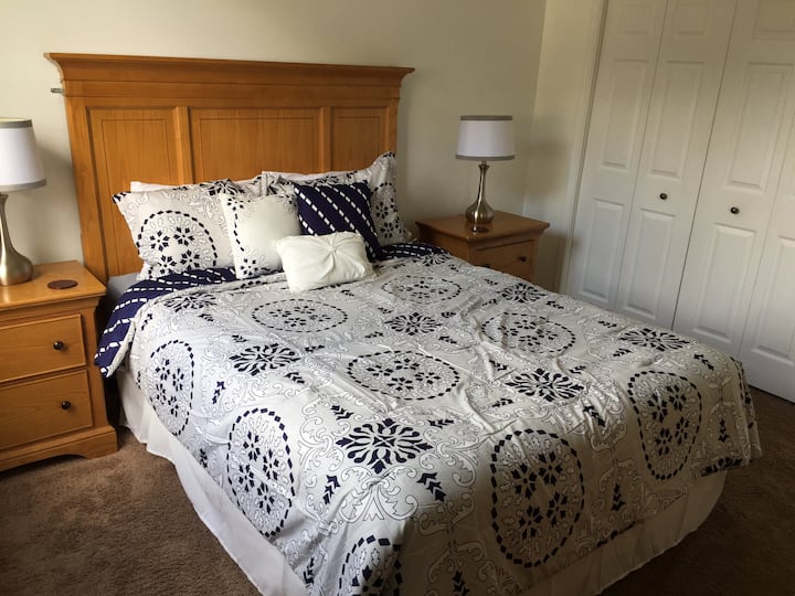 标准双人床卧室。