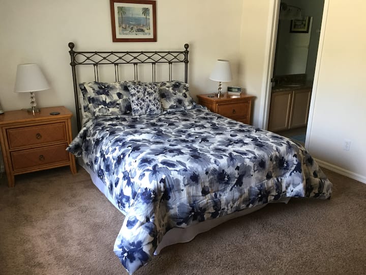 这是楼上唯一的卧室，配有标准双人床和独立套房。