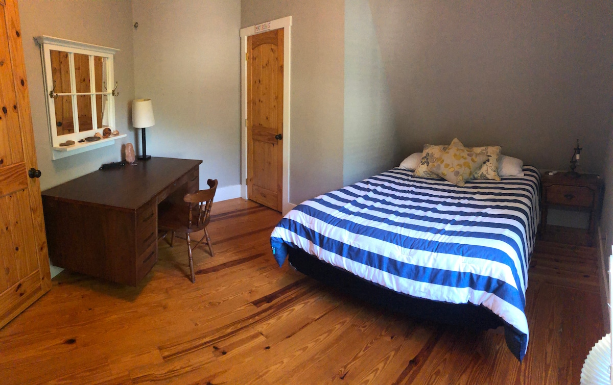 upstairs bedroom, queen bed