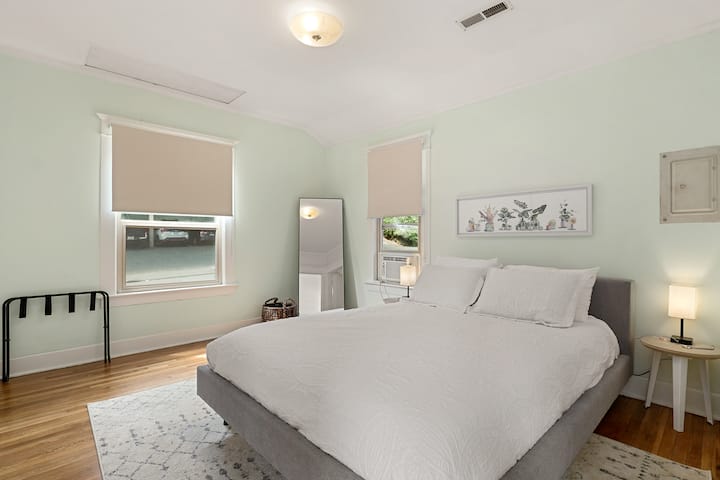 יש יחידת מיזוג אוויר בחלון