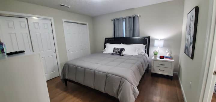 להירגע בחדר השינה הראשי בגודל קינג סייז עם חדר צמוד, ארונות כפולים וטלוויזיה עם מסך שטוח.