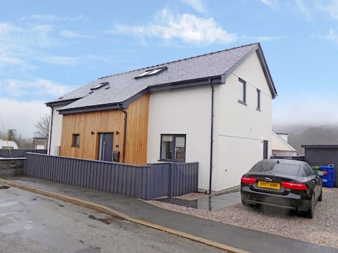 ***CASBLAIDD*** Hot tub / Pool table modern home