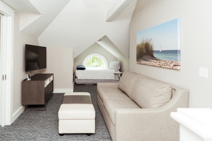 Beach House - Private Family Apartment - Frankfort, MI