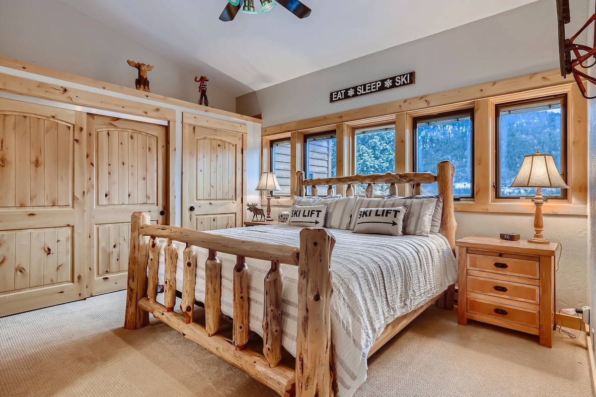 ห้องนอนใหญ่พร้อมเฟอร์นิเจอร์ไม้และที่นอนใหม่