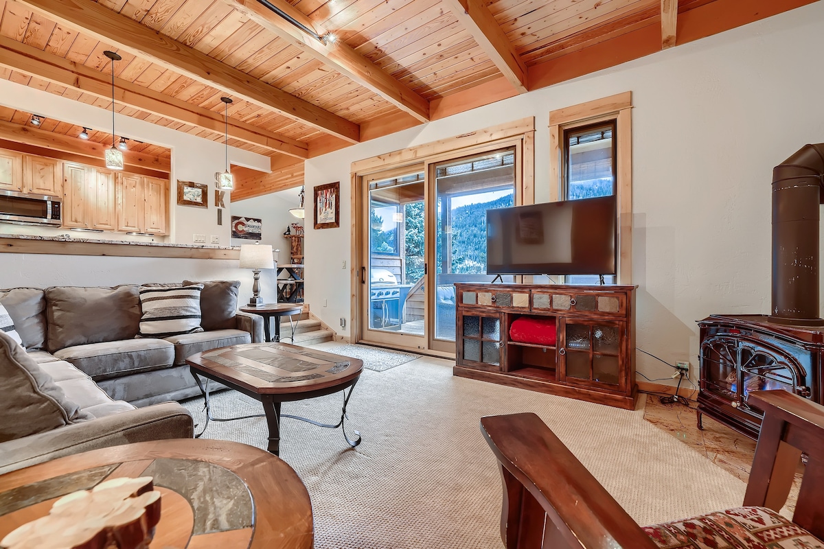 ห้องนั่งเล่นที่มีดาดฟ้าและเตาย่างแก๊ส