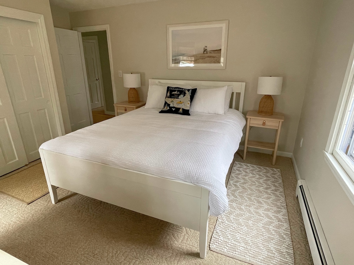 Beneden slaapkamer met queensize bed