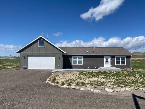 Lake House, sleeps 10, garage & hot tub, lake view