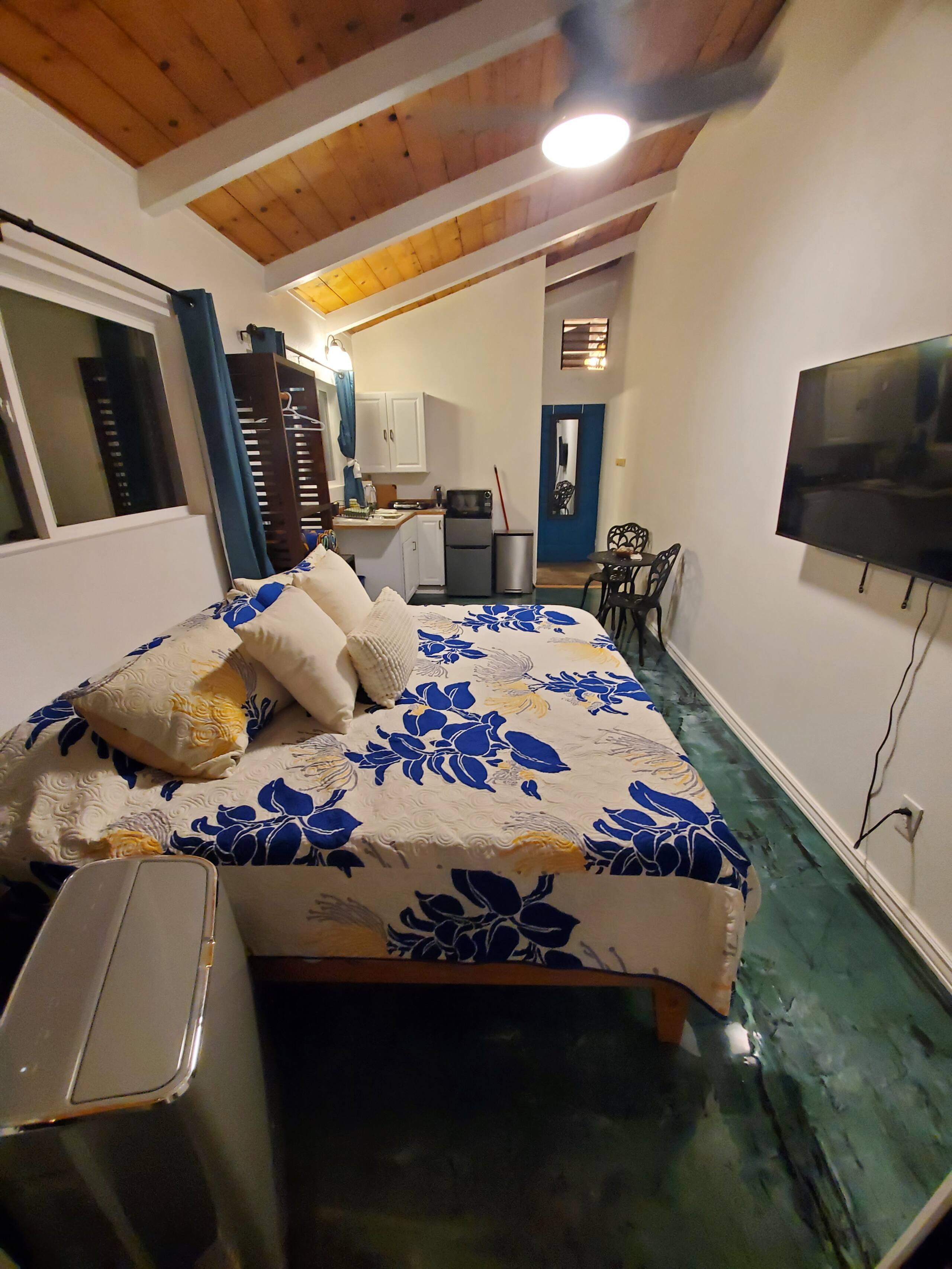 Jasmine Studio; King Bed, Close to Airport - Photo 35