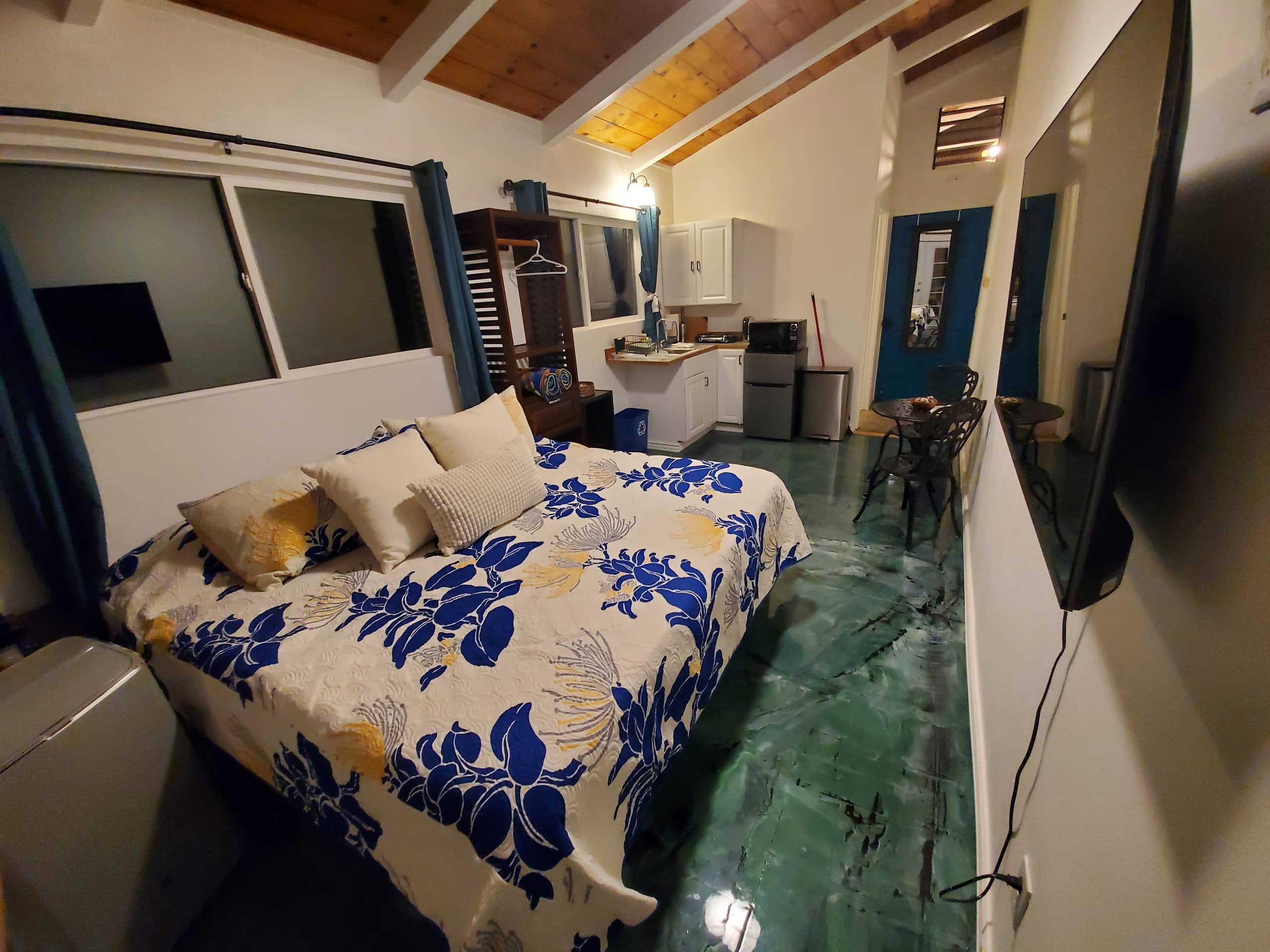 Jasmine Studio; King Bed, Close to Airport - Photo 36