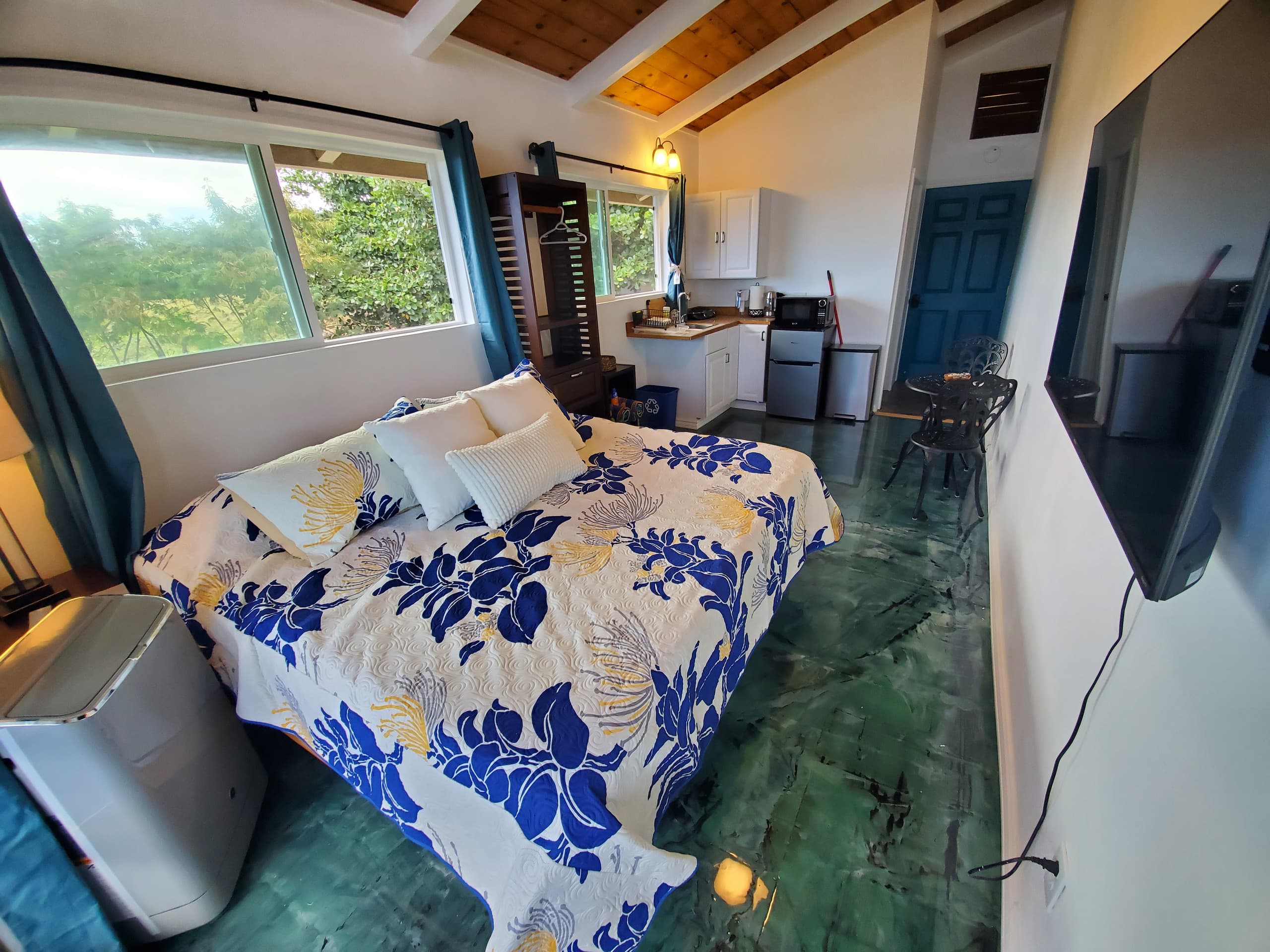 Jasmine Studio; King Bed, Close to Airport - Photo 34