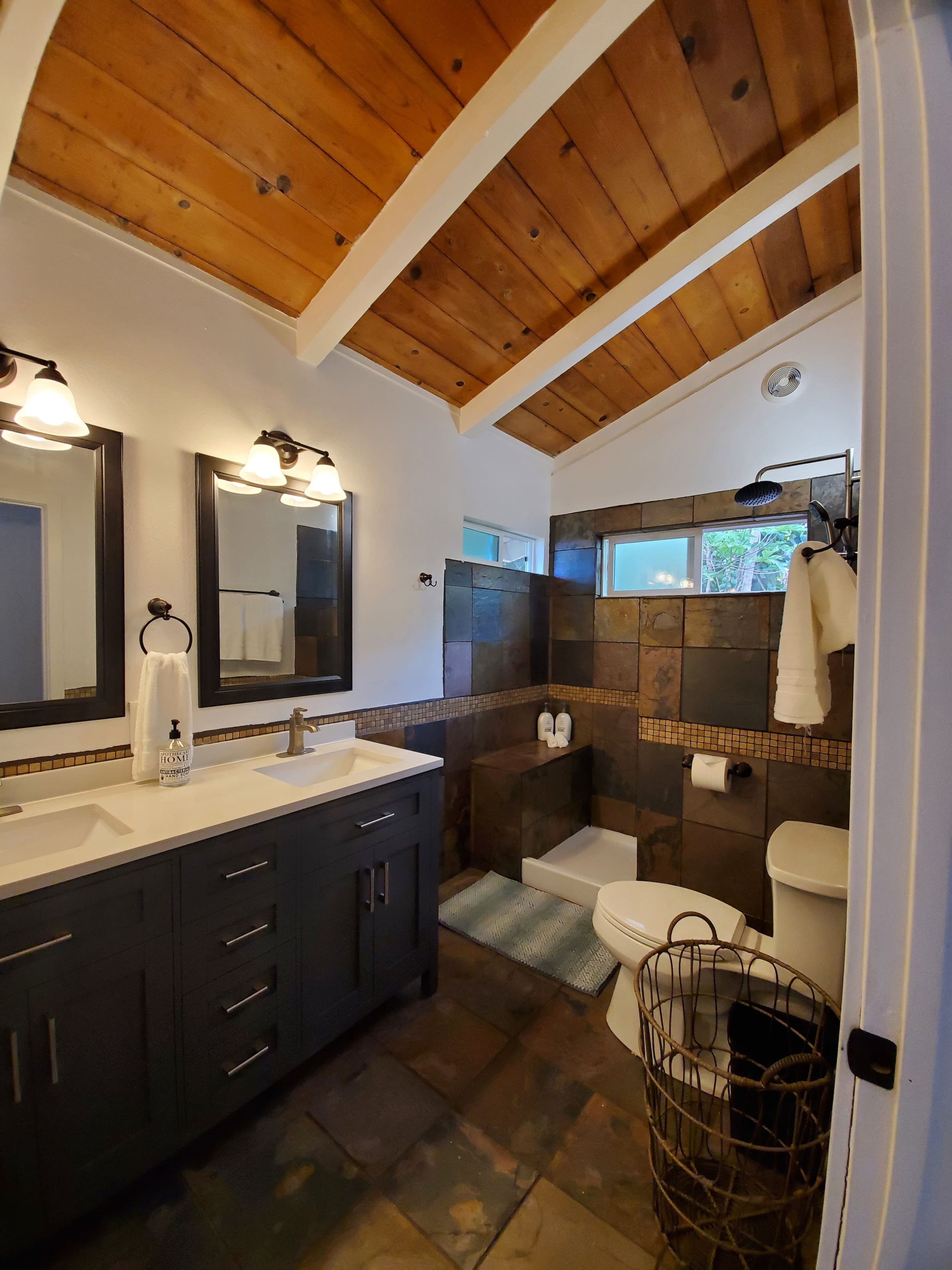 Jasmine Studio; King Bed, Close to Airport - Photo 10