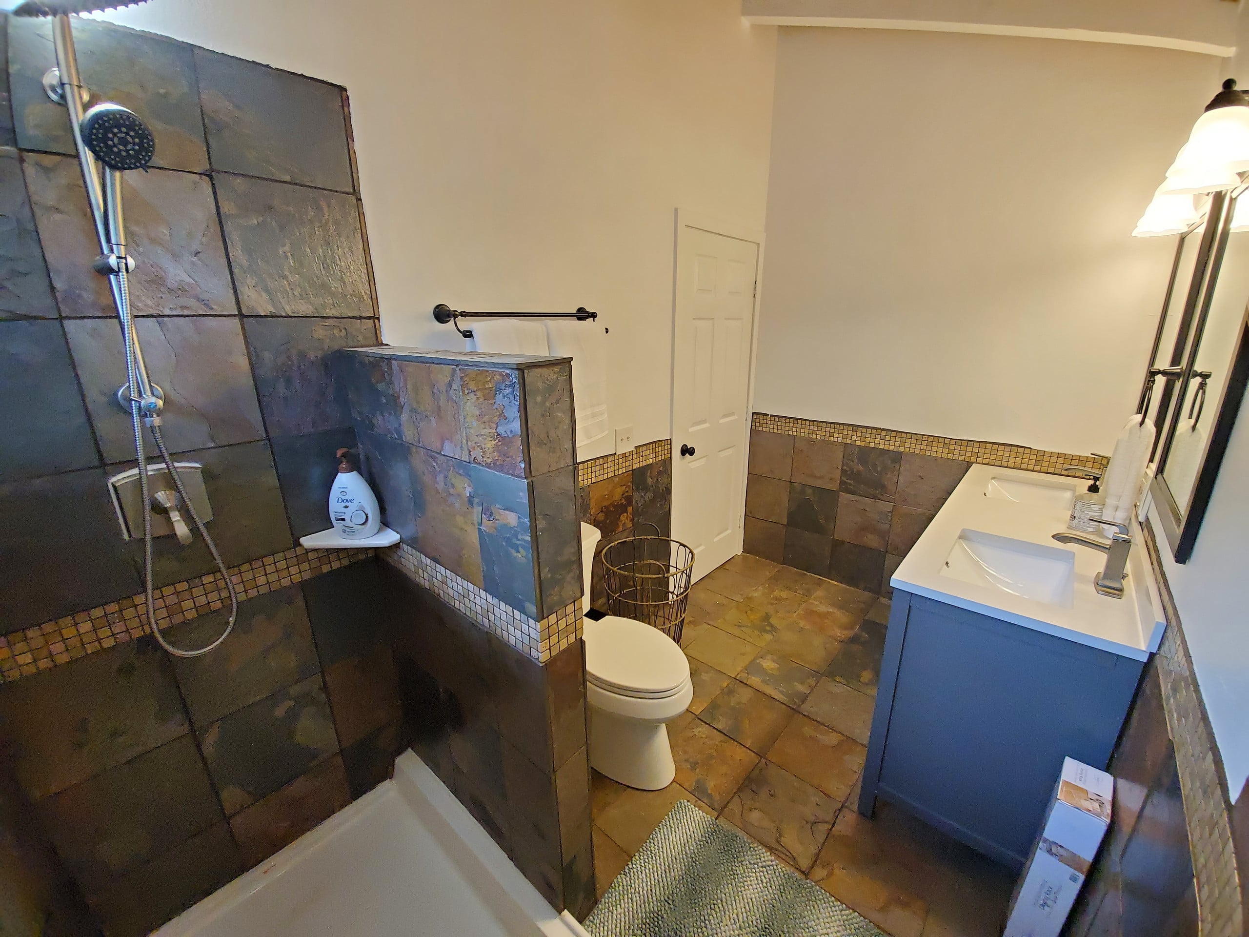 Jasmine Studio; King Bed, Close to Airport - Photo 13