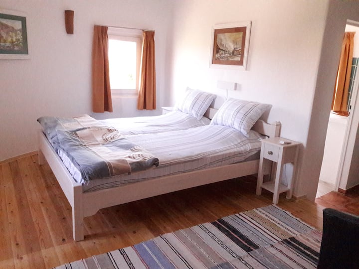 Krevat 180 cm x 200 cm i gjerë