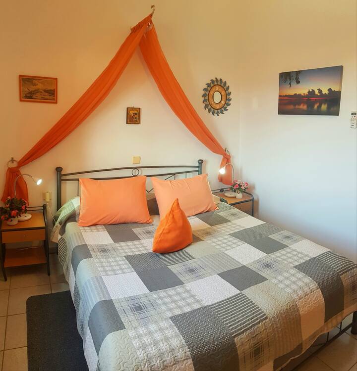 Chumba cha kulala kilicho na kitanda cha watu wawili