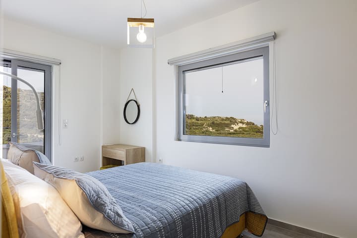 Uvoľnite sa v spálni s manželskou posteľou.  