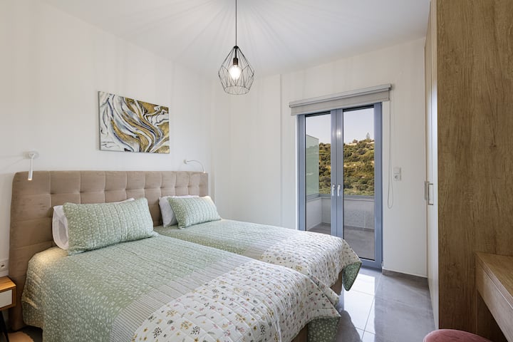 Svetlá a svetlá dvojposteľová spálňa. 