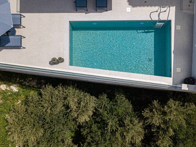 Blue Aura Villa, eclectic retreat with Pool & BBQ gallery image 3