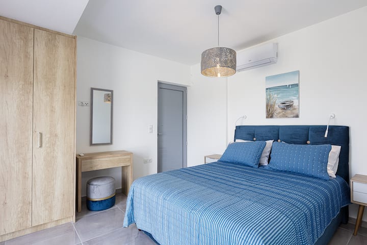 Hlavná spálňa má priamy prístup na strešnú terasu.