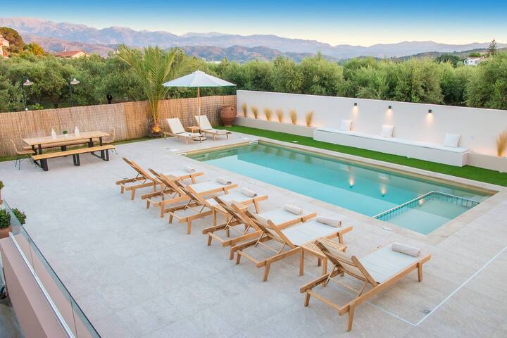 Cozy Villa*Perfect Location*Private Heated Pool gallery image 5