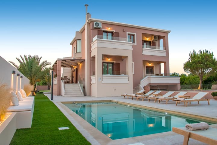 Cozy Villa*Perfect Location*Private Heated Pool