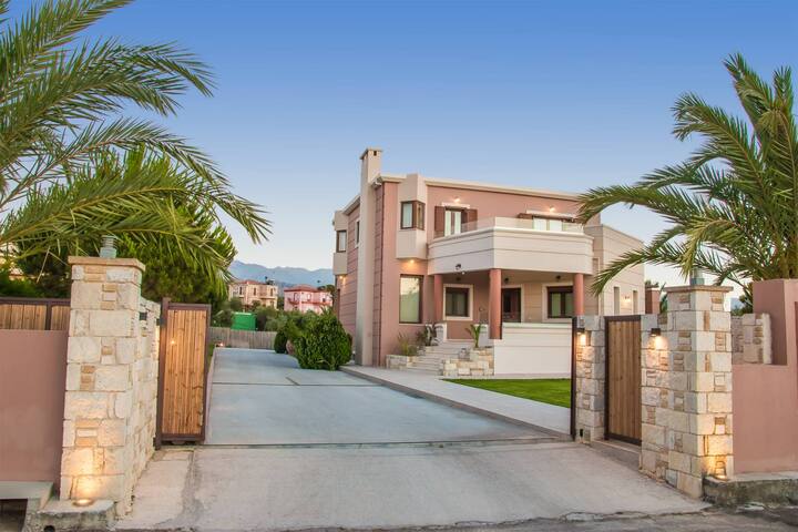 Cozy Villa*Perfect Location*Private Heated Pool gallery image 4