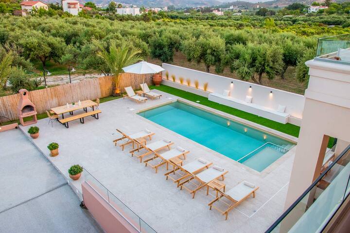 Cozy Villa*Perfect Location*Private Heated Pool gallery image 2