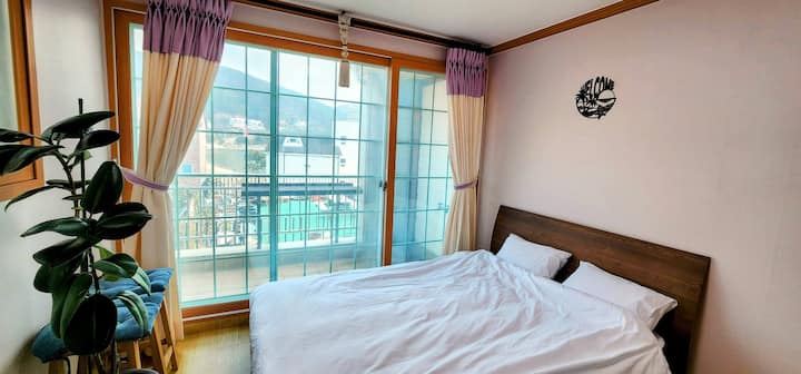 Вътрешен двор и балкони с изглед към морето за всяка стая. Всяка стая има собствен вход с интелигентна ключалка, собствен кухненски бокс и баня. Всички стаи на втория етаж имат вентилатор, климатик, сателитна телевизия, Netflix, интернет и др. Наскоро реконструирани.