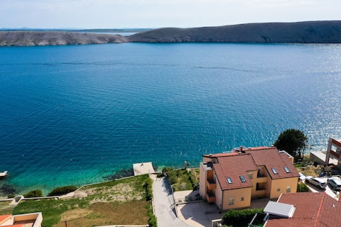 Successful Airbnb property: Apartment first row by the sea + free parking in Vlašići