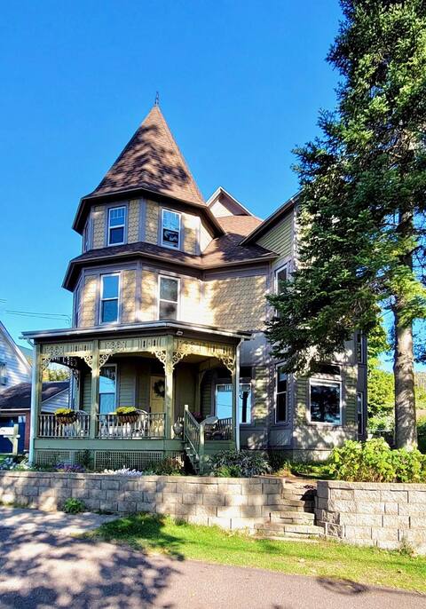 Olde Vic.  An experience. Overlooks Portage Canal.