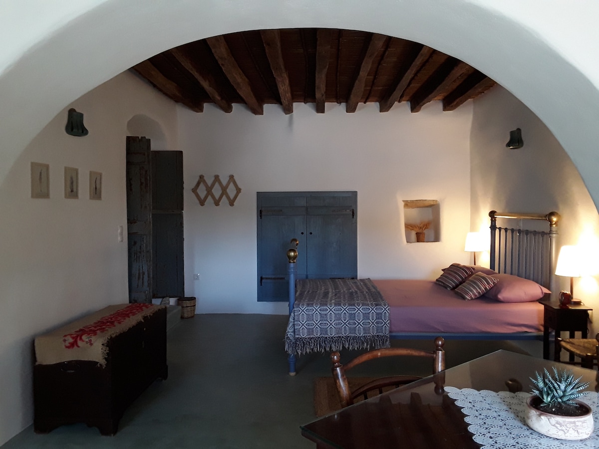 ห้องนอนจากห้องนั่งเล่น 