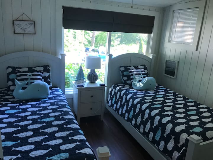 בחדר השינה השני יש שתי מיטות נפרדות.