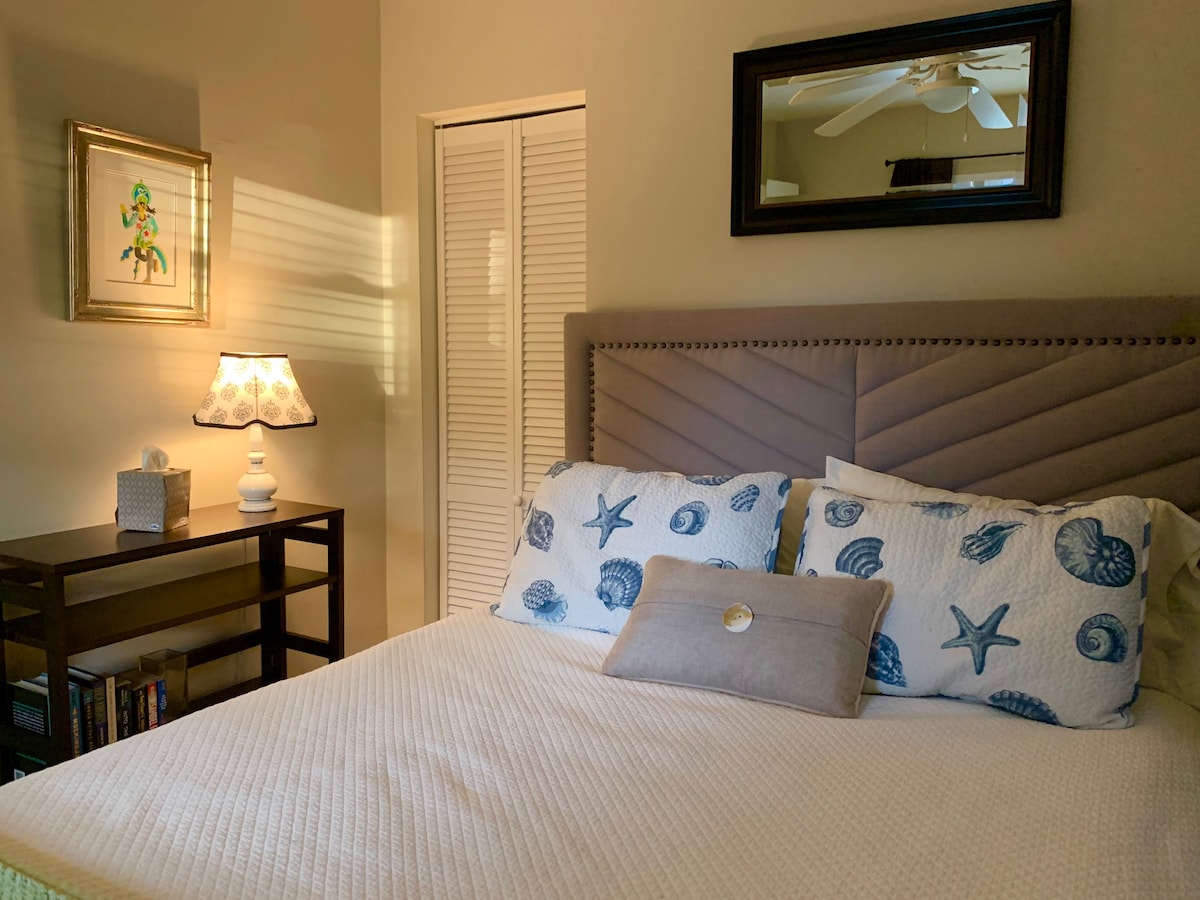 Spavaća soba za goste s bračnim krevetom (160x200). 