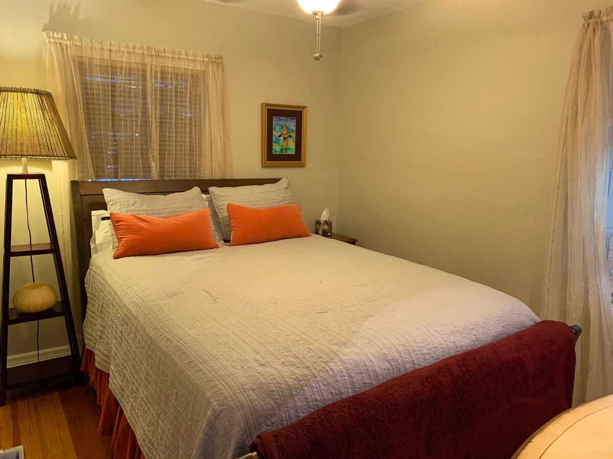 Glavna spavaća soba s bračnim krevetom i PAMETNIM TV-om ravnog ekrana.