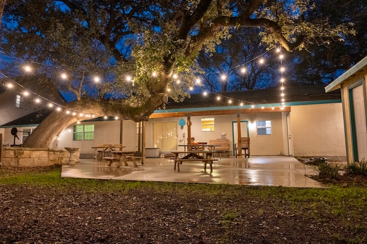 Fun 4/3, Large Yard, Kid-friendly, Gameroom, Playscape, Fire Pits, Lots More! - Canyon Lake, TX