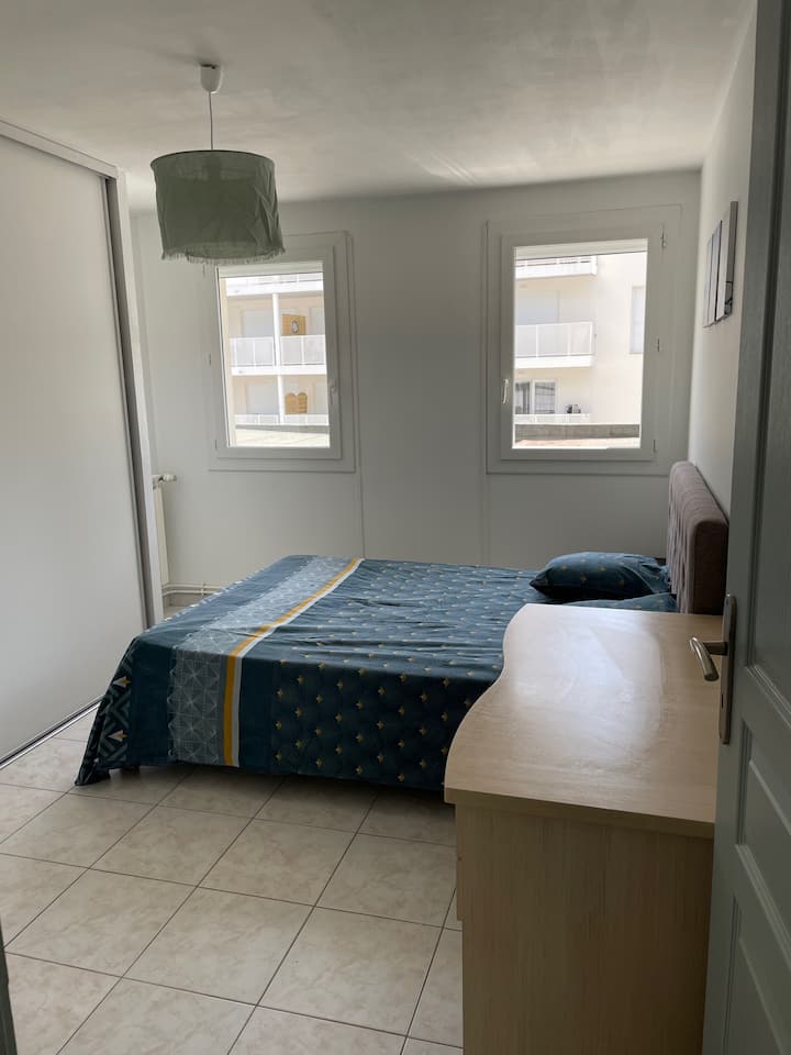 Dhoma e gjumit 3 me krevat dopio, një tavolinë pune, një dollap të madh dhe 2 dritare