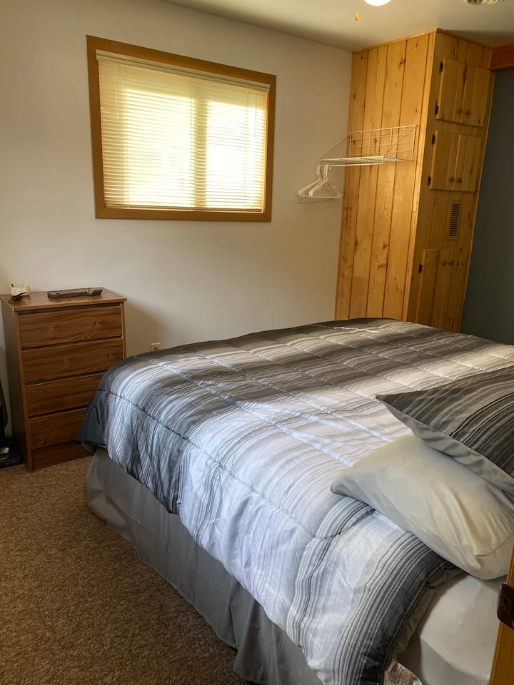 Un letto king-size nella camera da letto due.