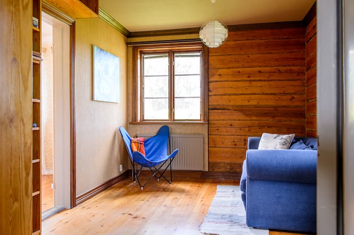 El dormitorio 4 es una habitación adicional con un sofá cama y está ubicado junto al comedor. También se utiliza como estudio/rincón de lectura/biblioteca. El sofá cama mide 140 cm de ancho.