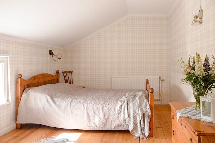 Amplia y amplia cama individual (120 cm) en la habitación "Frostviken".