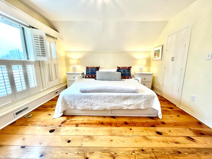 Spálňa 1 na poschodí s manželskou posteľou King a vlastnou kúpeľňou s umývadlom. 