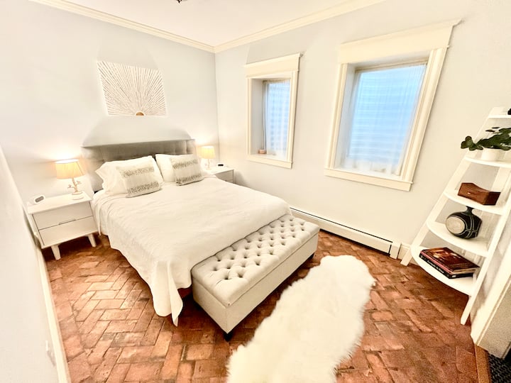 Primárny apartmán (salónik + spálňa + kúpeľňa).