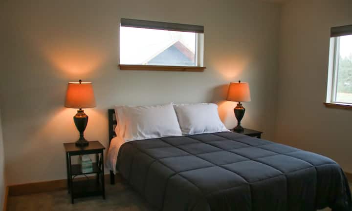 Priestranná druhá spálňa s manželskou posteľou veľkosti Queen.  Neďaleká kúpeľňa na chodbe.
Zbaľte sa a hrajú dobre a v prípade potreby sú k dispozícii pre vaše dieťa.