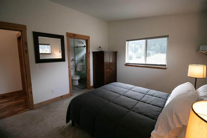 Priestranná spálňa s manželskou posteľou Queen; pripojená kúpeľňa so sprchovacím kútom.
Šatníková skriňa v miestnosti na vybalenie oblečenia. Zbaľte sa a hra sa dobre hodí a v prípade potreby je k dispozícii pre vaše dieťa.