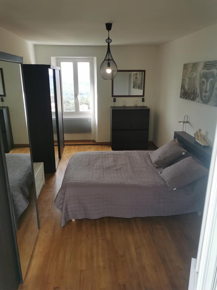 1-ლი საძინებელი ზღვისა და მთის ხედით. 