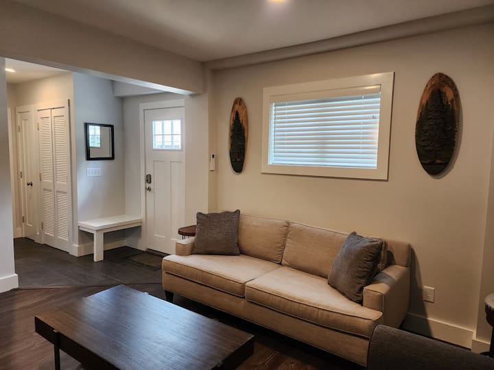 Adorable 2 Bedroom Guest House With Free Parking On Site. Walking Distance To Downtown Littleton New Hampshire. Guest House Has Everything You Need During Your Stay. - Littleton, NH