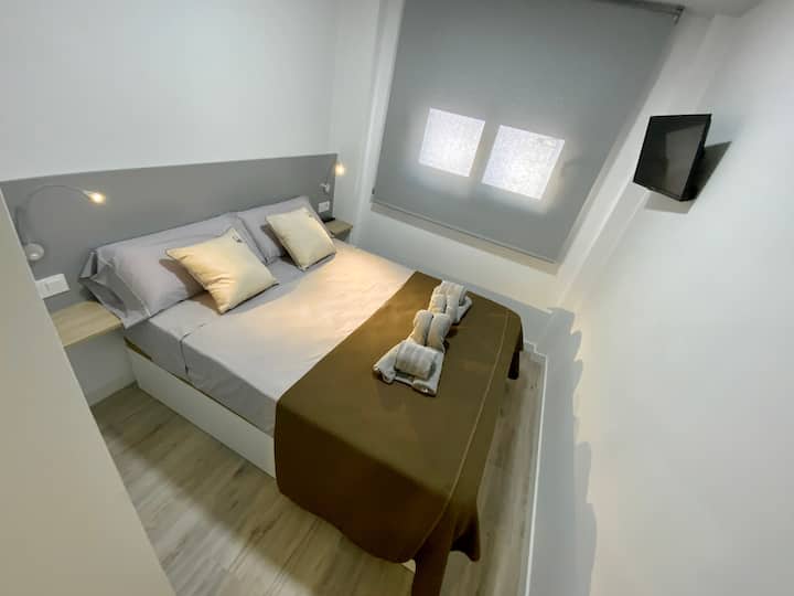 חדר שינה עם כריות ומיטת ויסקו.  הם אידיאליים לשינה נוחה. בצדדים כל אדם יש אור קריאה פרטני. המיטה  נמצאת על מגירה שניתן להשתמש בה כמקום אחסון למזוודות, בגדים וחפצים...