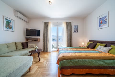 Top performing Airbnb: Elegant and sunny studio near sea in Golubovina