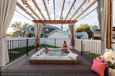 The Manse - Downtown Whitefish Home with Hot Tub