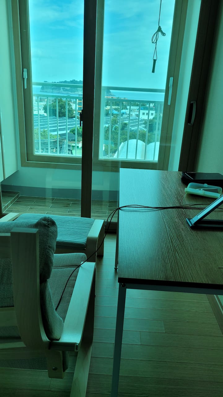 ห้อง 3 (ห้องเล็ก) - โต๊ะสำนักงานเก้าอี้นวม IKEA ร้านหนังสือ (ร้านหนังสือ 200 pass)