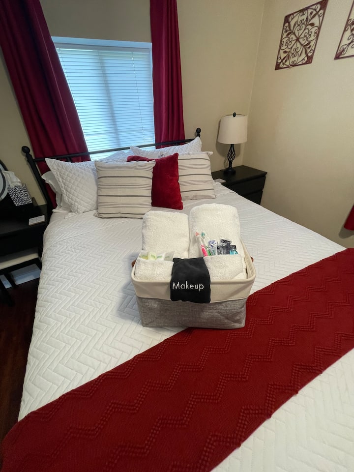 卧室-我们的迎宾篮！ 我们喜欢让房客感到舒适、热情好客，有宾至如归的感觉！