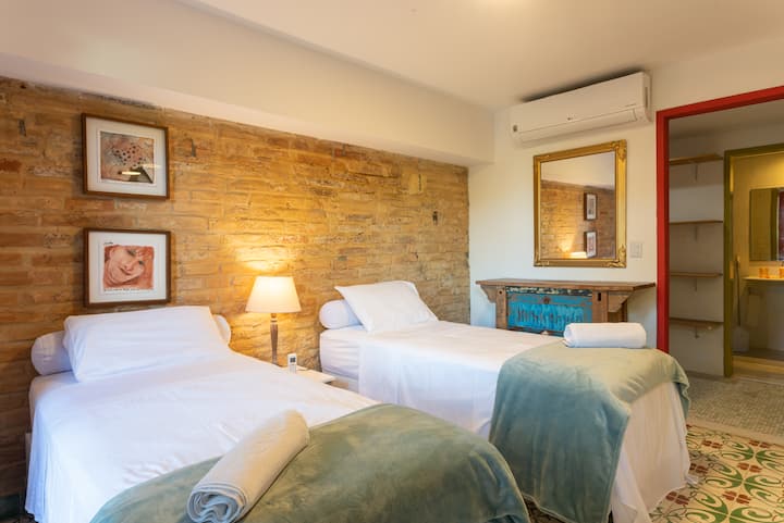 Suite 04 en la planta baja (02 camas individuales con la posibilidad de formar una cama doble tamaño king)